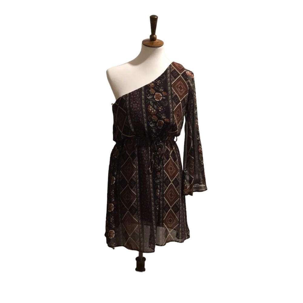 One sleeve dress